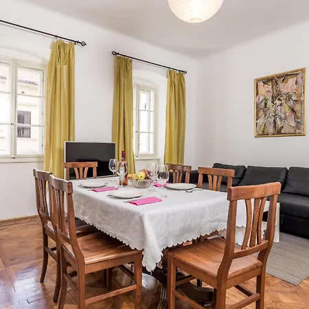 2 Bedroom Cozy In Apartament